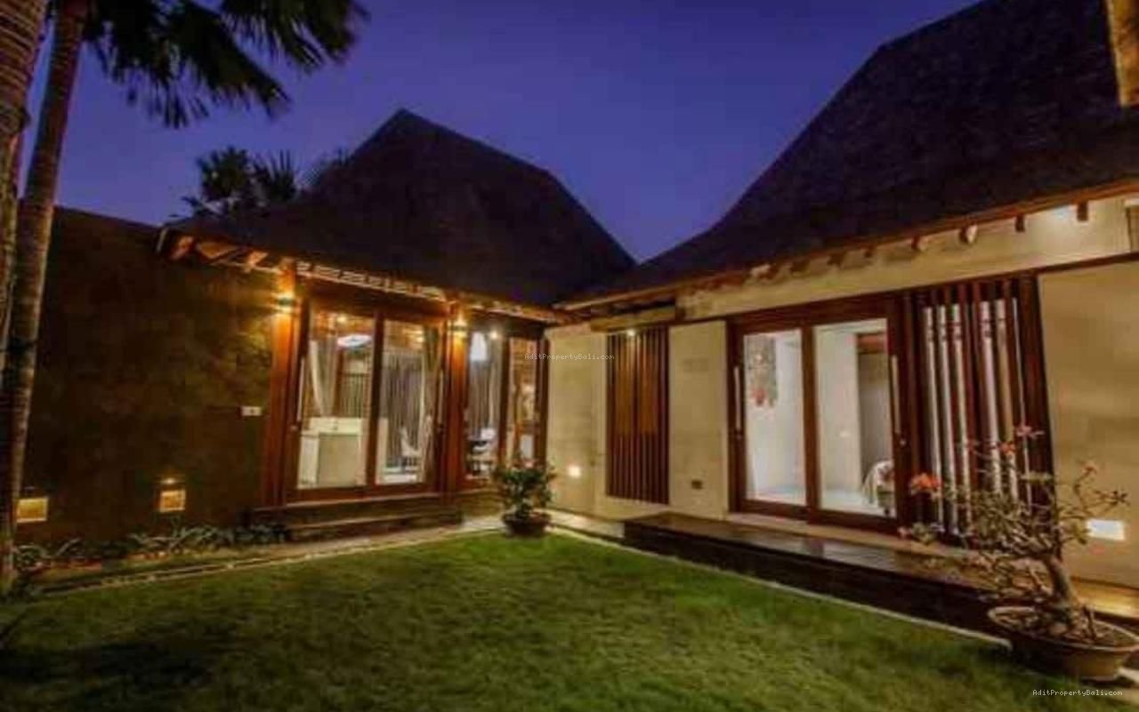 rumah semi villa renon