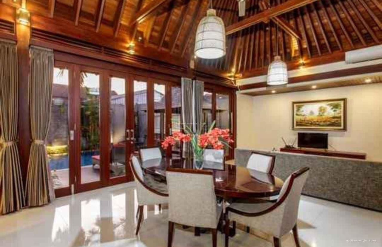 rumah semi villa renon