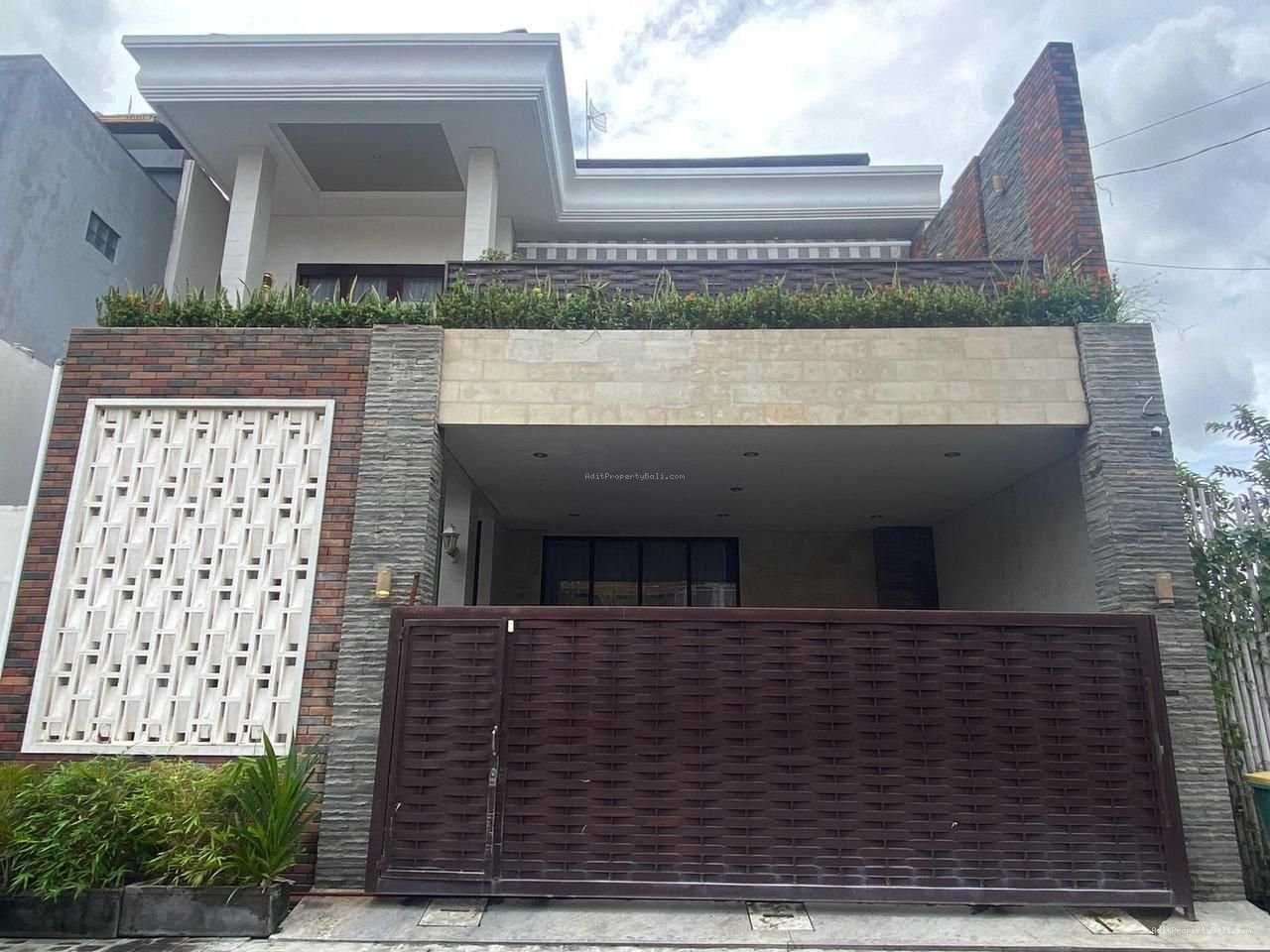 rumah renon dps