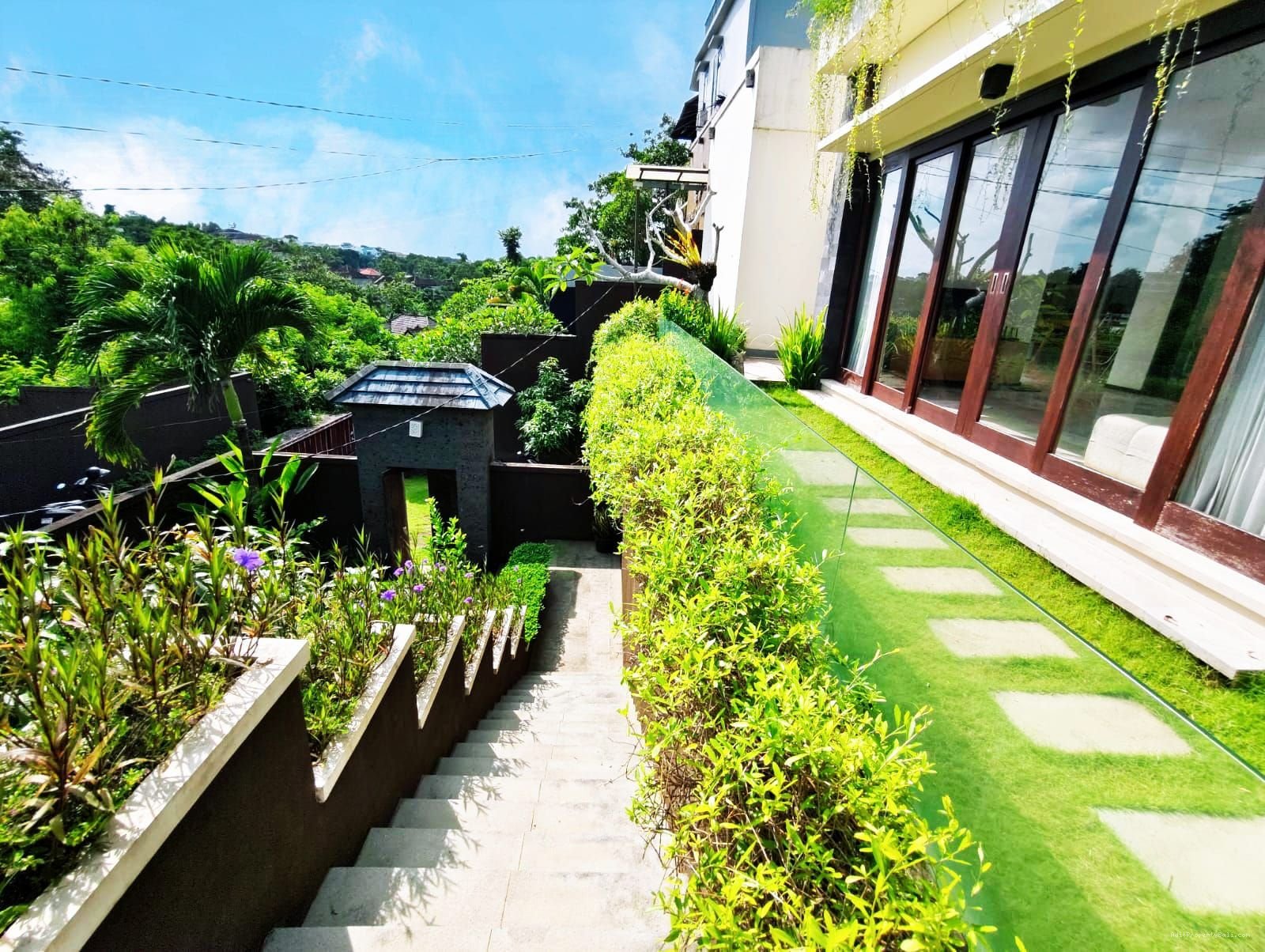 villa toyaning Ug