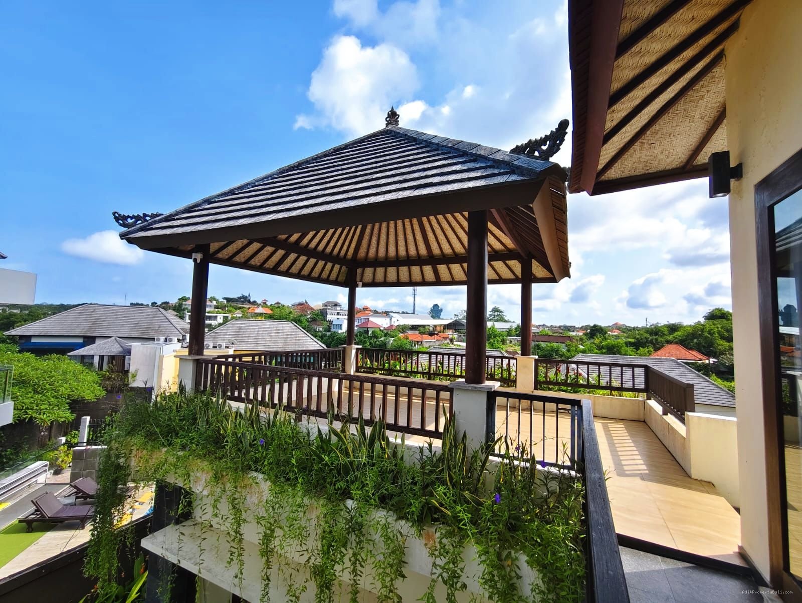 villa toyaning Ug