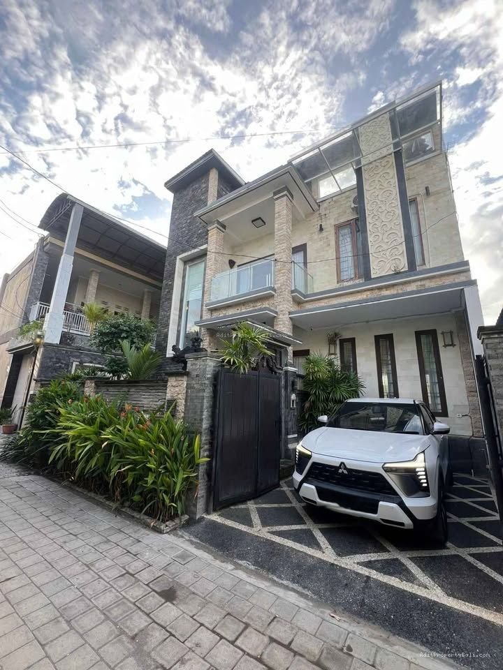 rumah lantai 3 pemogann
