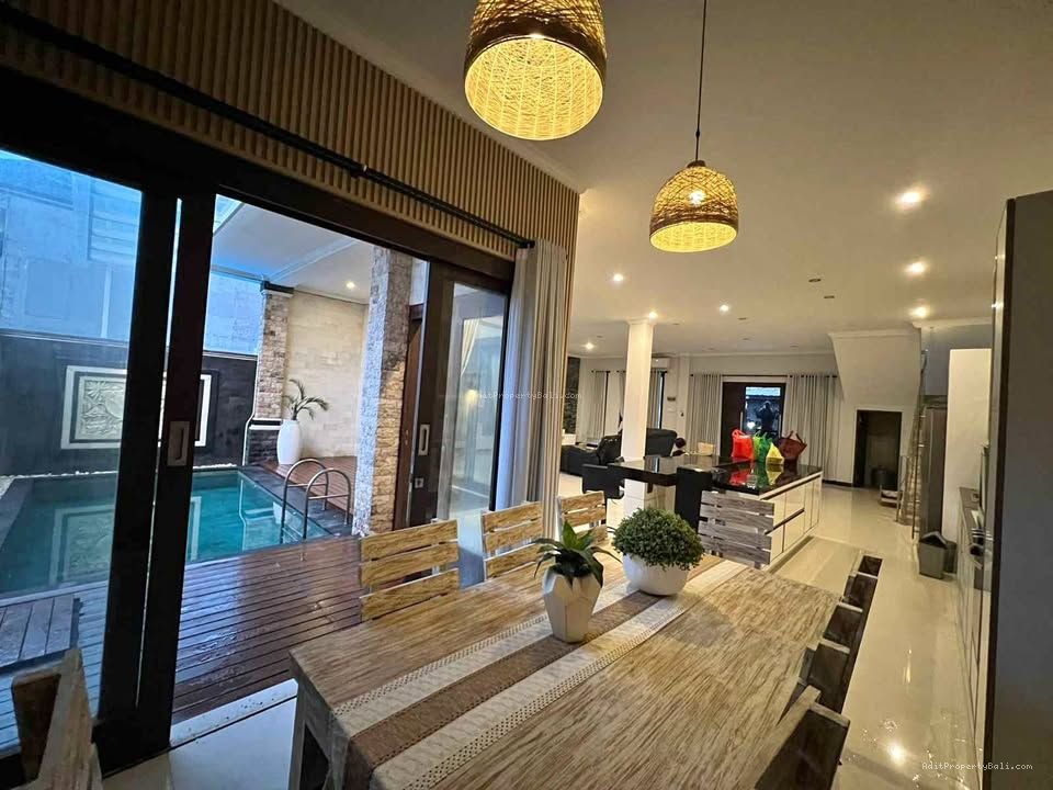 rumah lantai 3 pemogann