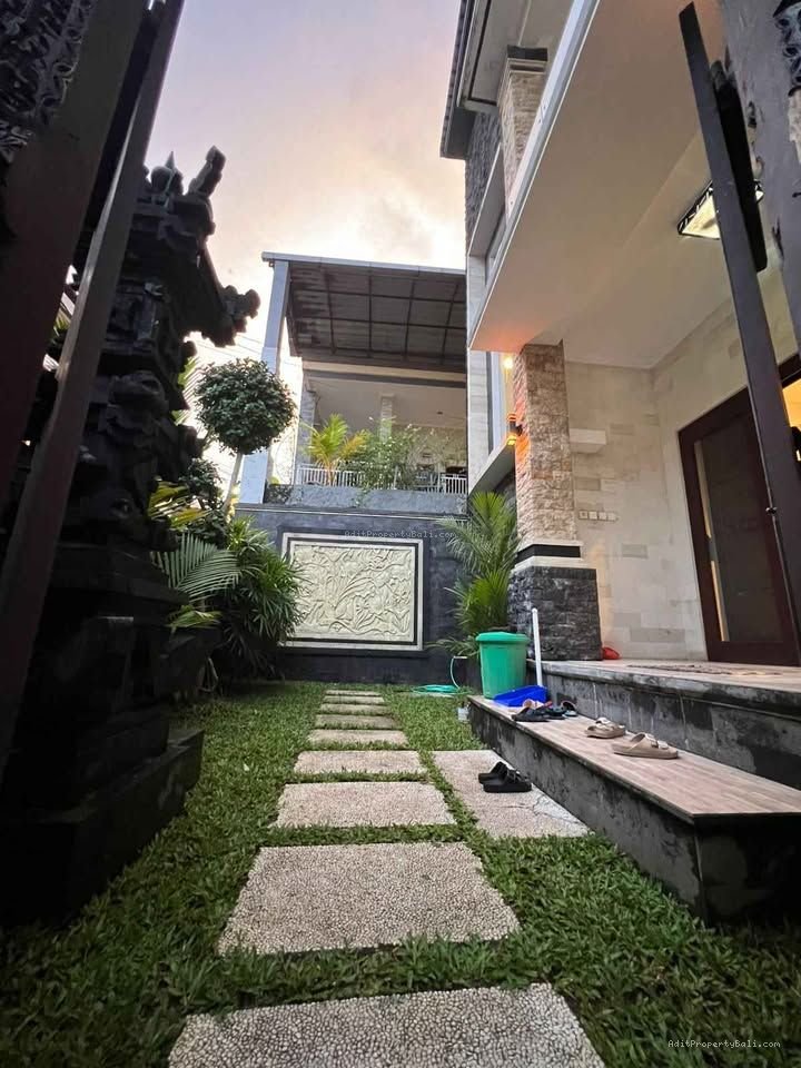 rumah lantai 3 pemogann